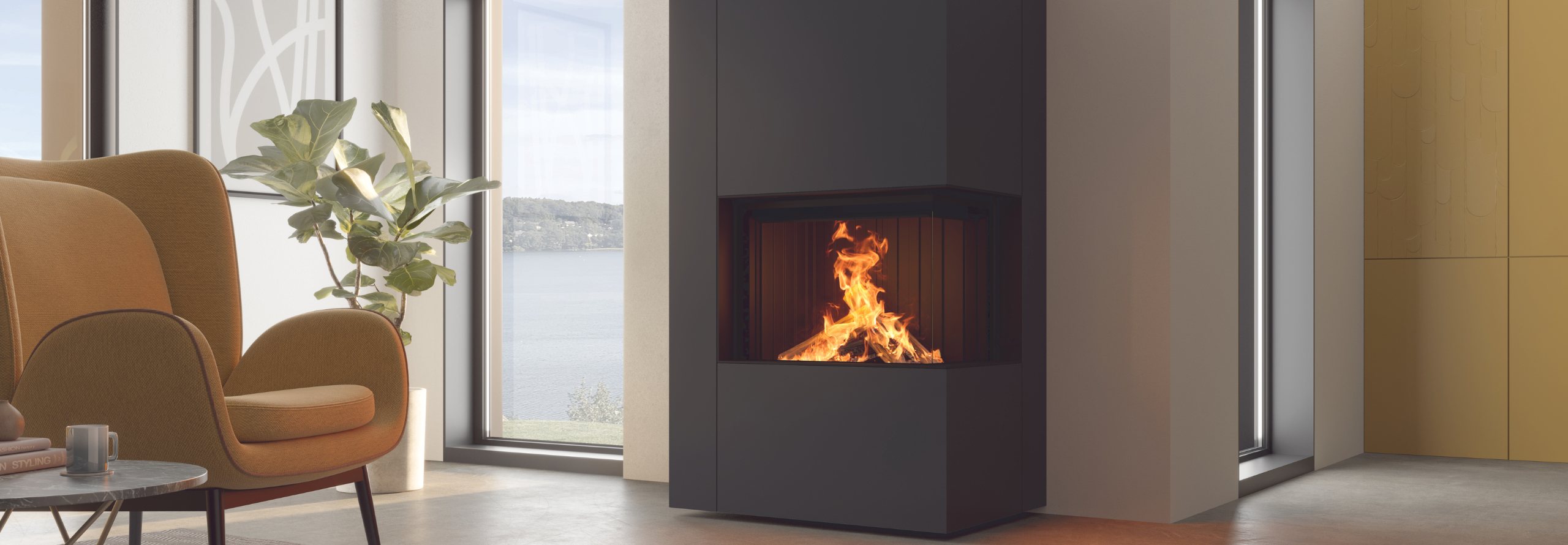 Ein schwarzer Kaminofen steht vor einer weißen Wand neben einem Fenster, vor dem ein Sessel steht.