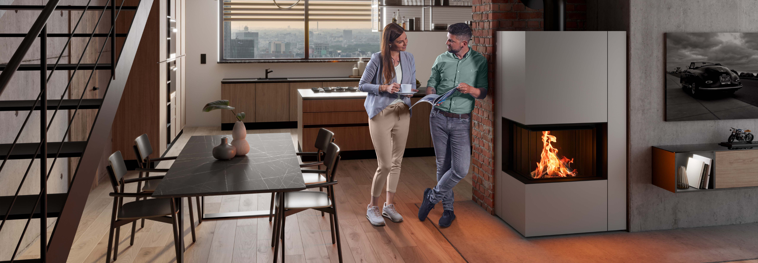 Zwei Personen stehen neben einer grauen Kaminanalge und schauen gemeinsam in einen Flyer.