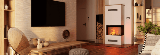 Eine weiße Kaminanlage mit Holzfach daneben steht in der Ecke eines modernen Wohnzimmers neben einem Sideboard mit Fernseher.