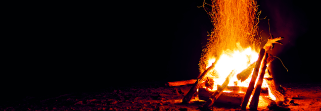 Bild eines brennenden Lagerfeuers.