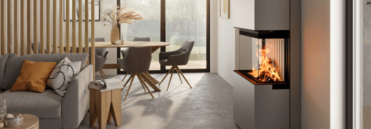 Eine Kaminanlage mit geringem Wandabstand steht in einem modernen Wohnbereich.