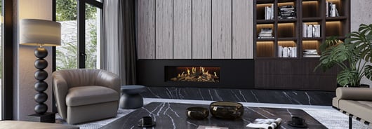 Ein Elektrokamin ist in eine Wand in einem modernen Wohnzimmer eingebaut.