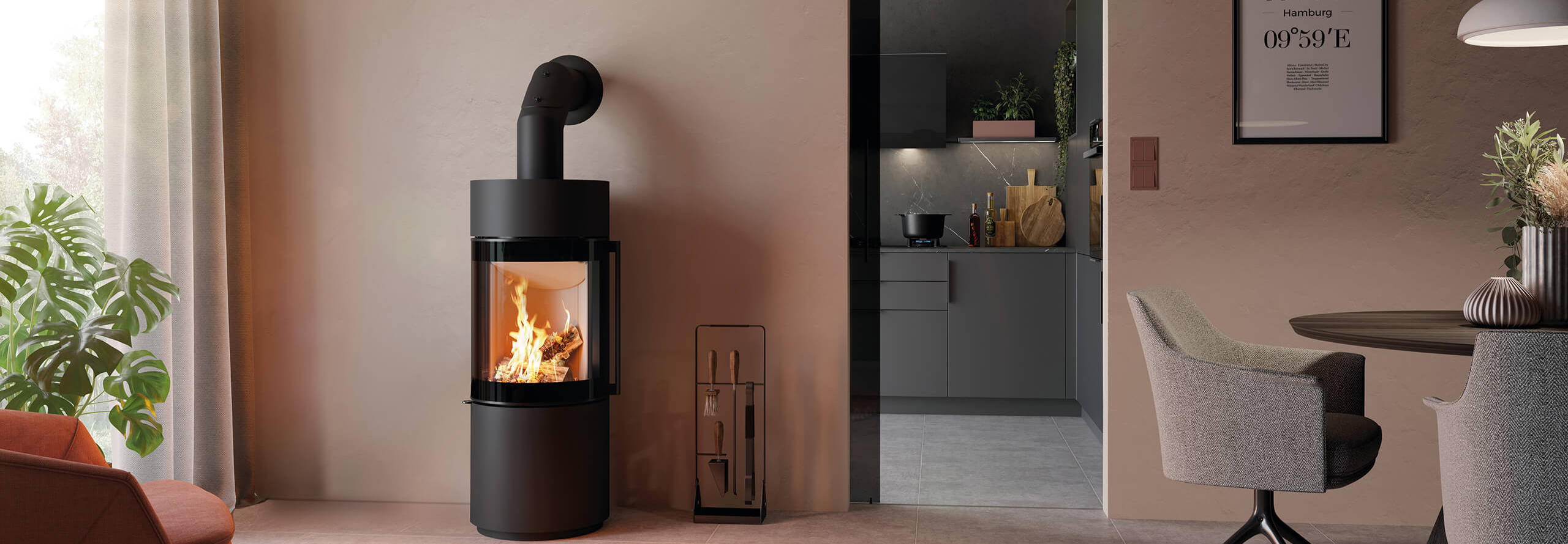 Ein schwarzer Kaminofen steht in einem Wohnbereich vor einer Wand, die Küche und Wohnzimmer trennt.