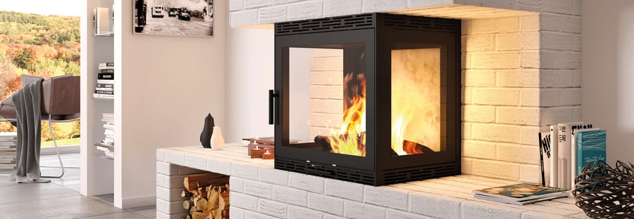 Maßangefertiger Kaminofen steht auf einer gemauerten Bank mit jeweils einem Holzfach auf jeder Seite.