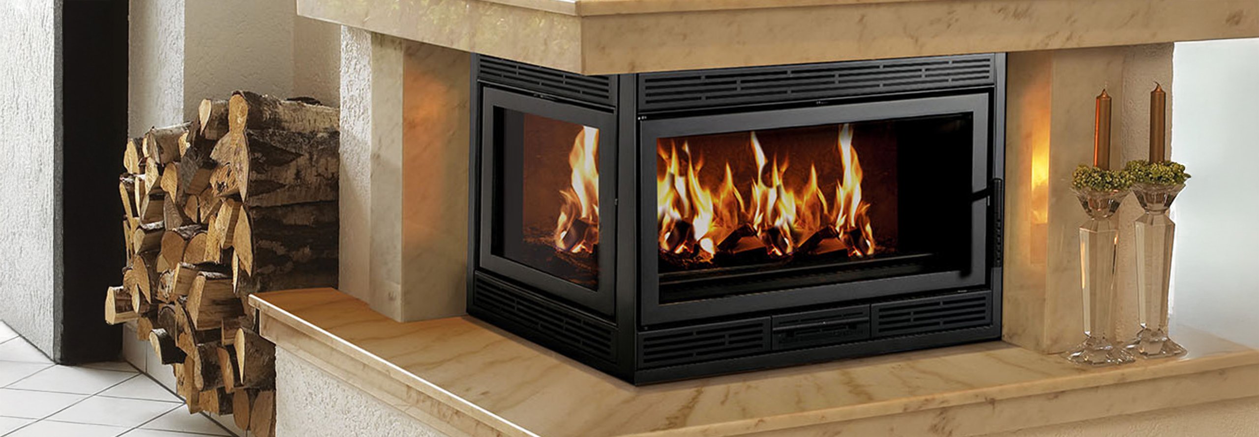 Sandfarbener, gemauerter Kaminofen mit Holzfach.