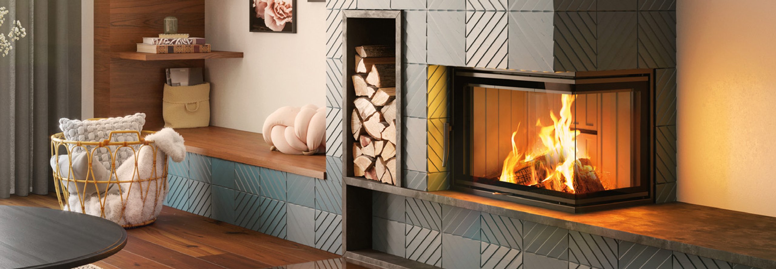 Kamineinsatz mit brennendem Feuer und Holzfach ist in eine Wand mit einer Bank eingebaut.