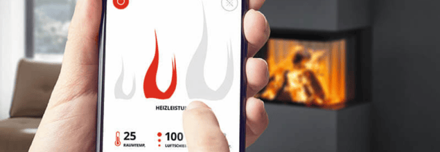 Eine Person nutzt eine App auf dem Handy, um den Kaminofen zu kontrollieren und zu steuern.