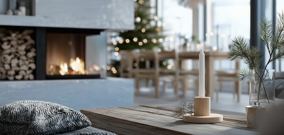 Wohn-Essbereich mit Kerze auf Tisch und Kamin im Hintergrund