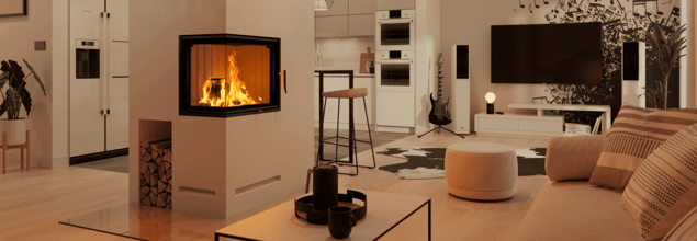 Ein Kamineinsatz mit Holzfach ist in einem weißen Raumteiler verbaut, der Wohnzimmer und Küche voneinander trennt.