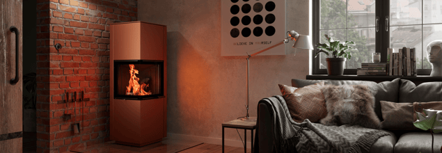 Wasserführender Kaminofen steht neben einem Sofa in einem modernen Wohnzimmer.