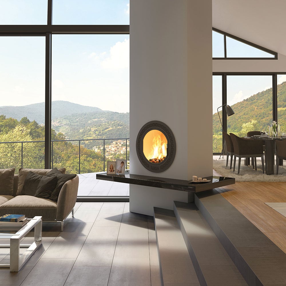 Runde Kaminsäule mit ovalem Fenster Runde Kaminsäule mit ovalem Fenster