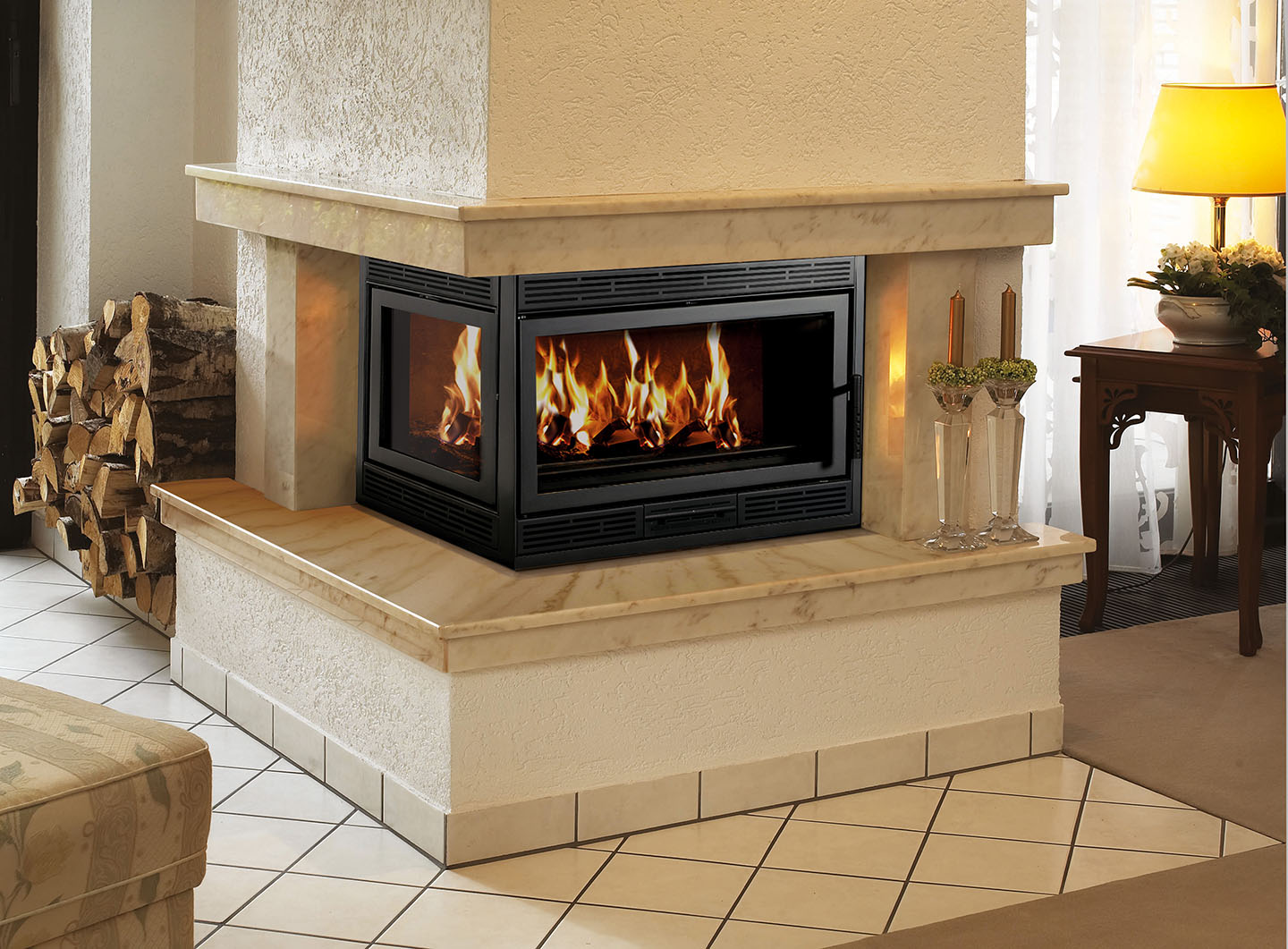 Kantiger Kamin mit Eckfenster Kantiger Kamin mit Eckfenster