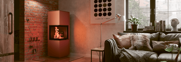 Der Piko H2O Kaminofen steht in der Ecke eines Wohnzimmers neben einer Couch und einem Fenster.