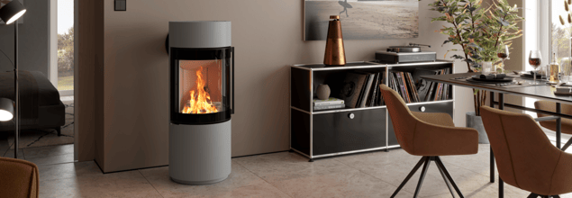 Kaminofen in einem modernen Wohnzimmer.