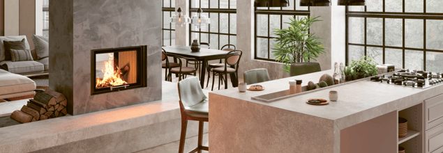 Ein Kaminofen steht in einem modernen Wohnraum und dient als Raumteiler.