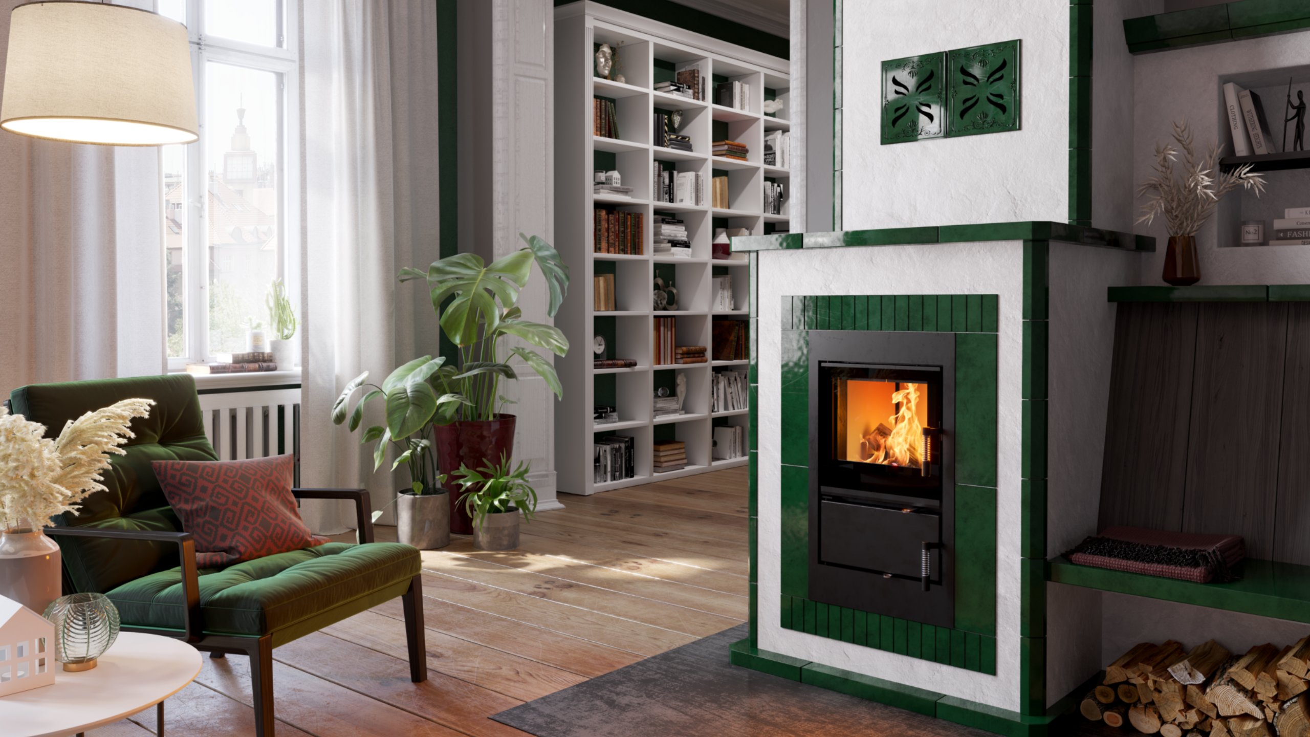 Ein grün-weißer Kachelofen steht in einem modernen Wohnzimmer neben einem grünen Sessel und einer Zimmerpflanze vor einem Bücherregal.