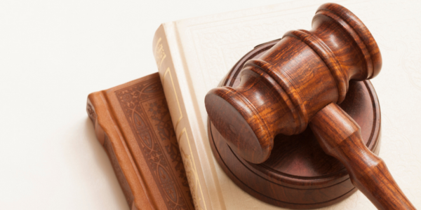 Richterhammer liegt auf zwei Büchern