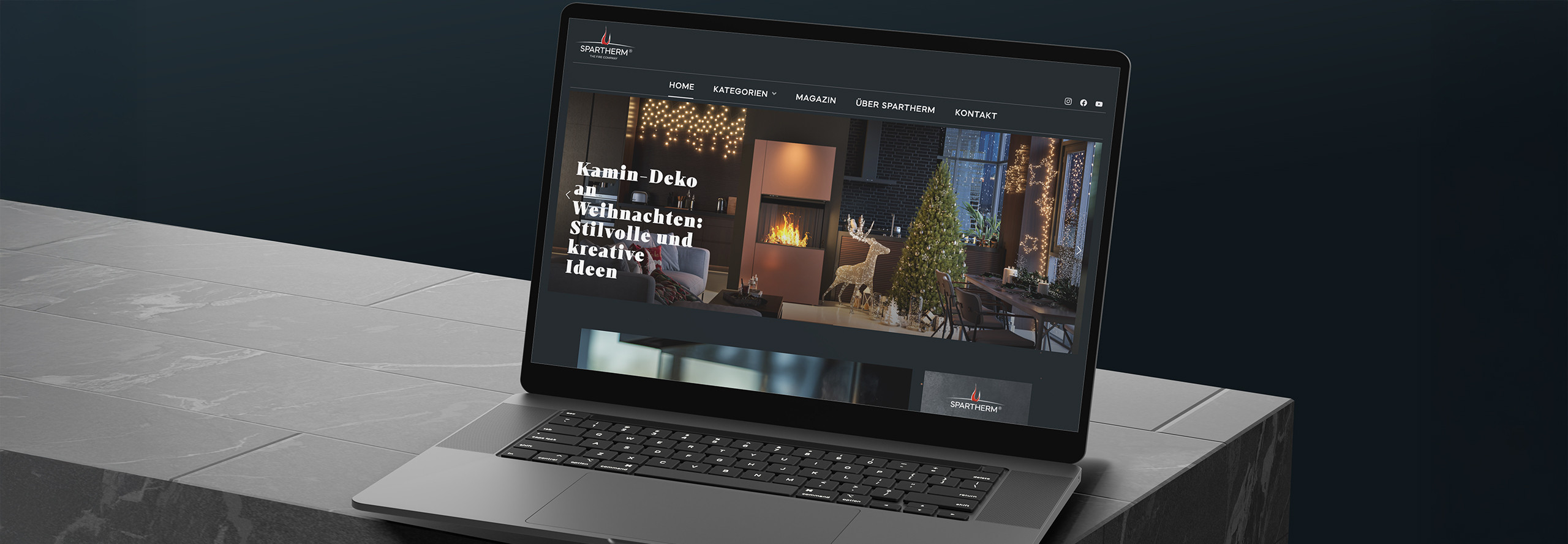 Kamineinsatz als Raumteiler in einem minimalistisch geschmückten Wonzimmer.