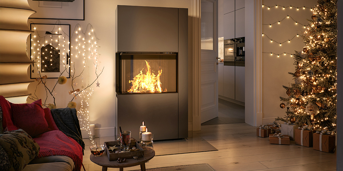 Bild eines Kamins, der klassisch geschmückt ist.