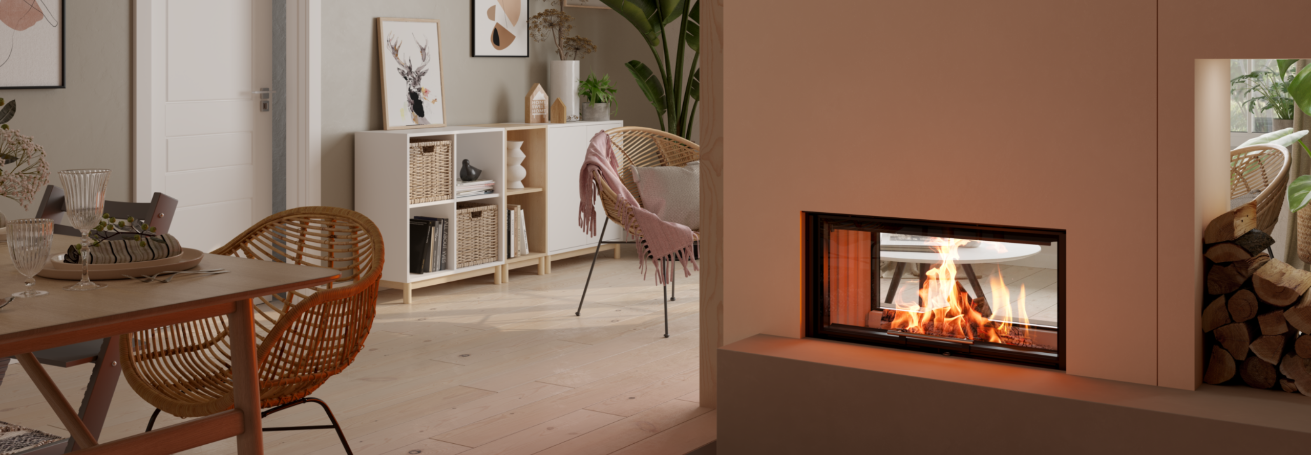 Doppelseitiger Kamineinsatz mit Holzfach steht in einem Wohnbereich und dient als Raumteiler.