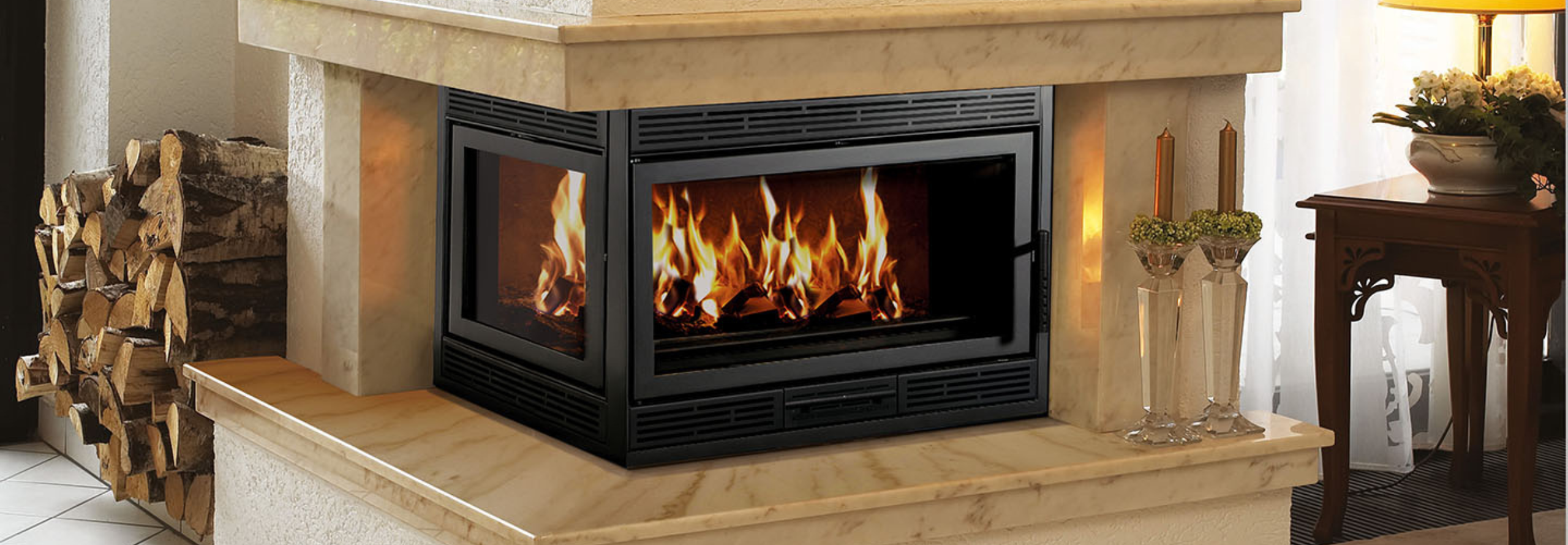 Maßangefertigte, eingebaute Kaminkassette mit Holzfach.